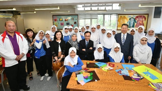 The Secretary for Constitutional and Mainland Affairs, Mr Patrick Nip (front row, sixth right), joins a group photo with teachers and students in a needlework class at Islamic Kasim Tuet Memorial College today (November 17).