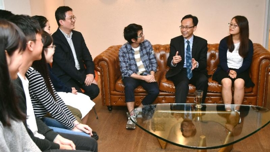 The Secretary for Constitutional and Mainland Affairs, Mr Patrick Nip (second right), today (November 17) meets with students who have participated in the E-League programme in different years and listens to their experience gained after joining the exchange tours to the Mainland.