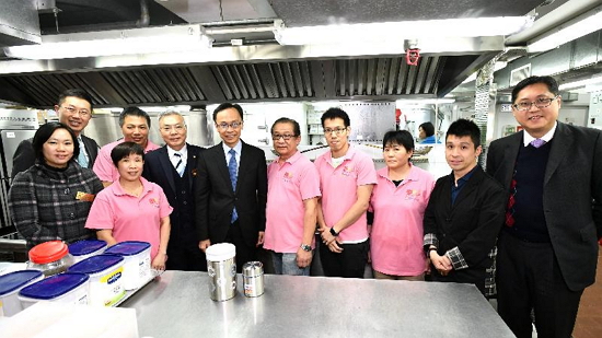 The Secretary for Constitutional and Mainland Affairs, Mr Patrick Nip, visited Lok Sin Tong Meal Delivery Service Centre today (December 11). Picture shows Mr Nip (sixth right) in a group photo with the chefs and staff members of the centre.