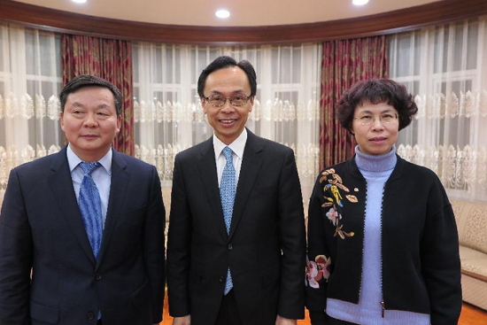 The Secretary for Constitutional and Mainland Affairs, Mr Patrick Nip, met with the Mayor of Foshan, Mr Zhu Wei, and Vice Mayor Ms Yu Jin in Foshan yesterday (January 10) to exchange views on co-operation between Hong Kong and Foshan in the development of the Guangdong-Hong Kong-Macao Bay Area. Photo shows Mr Nip (centre) with Mr Zhu (left) and Ms Yu (right).