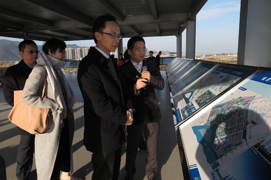 The Secretary for Constitutional and Mainland Affairs, Mr Patrick Nip (second right), visited Zhaoqing today (January 11) and was briefed by Zhaoqing officials on the the latest infrastructural developments of the municipality at the Yanking Lake viewing deck.