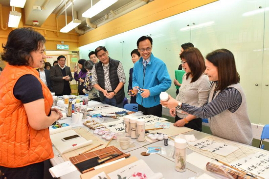 The Secretary for Constitutional and Mainland Affairs, Mr Patrick Nip, visited the Hong Kong Sheng Kung Hui Wong Tai Sin District Elderly Community Centre in Wong Tai Sin today (January 25). Photo shows Mr Nip (third right) chatting with participants of a painting and calligraphy class.