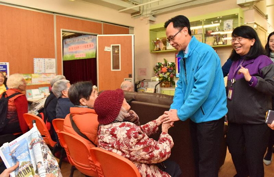 The Secretary for Constitutional and Mainland Affairs, Mr Patrick Nip (second right), visits the Hong Kong Sheng Kung Hui Wong Tai Sin District Elderly Community Centre in Wong Tai Sin today (January 25) to learn about the centre's facilities and services provided for the elderly.