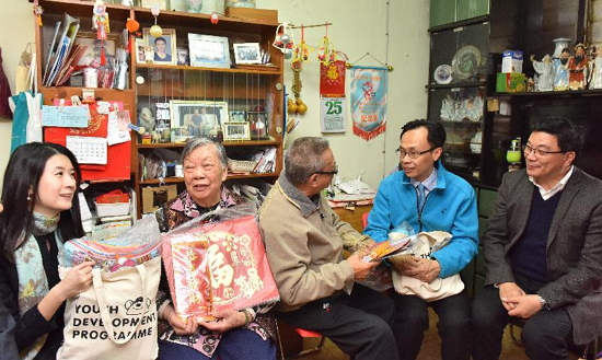 The Secretary for Constitutional and Mainland Affairs, Mr Patrick Nip, visited elderly families in Wong Tai Sin today (January 25) in the company of the District Officer (Wong Tai Sin), Ms Annie Kong (first left), and the Chairman of the Wong Tai Sin District Council, Mr Li Tak-hong (first right). Photo shows Mr Nip (second right) chatting with the elderly and hearing about their past experiences.