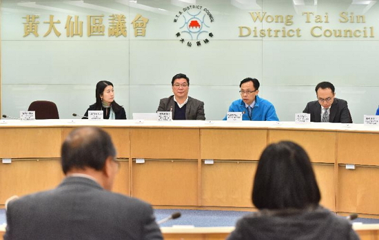 The Secretary for Constitutional and Mainland Affairs, Mr Patrick Nip (second right), meets with members of the Wong Tai Sin District Council today (January 25) to exchange views on community and district issues.