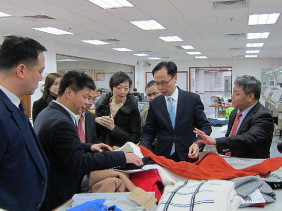 The Secretary for Constitutional and Mainland Affairs, Mr Patrick Nip (second right), tours a knitting factory run by a Hong Kong enterprise in Huizhou today (February 6) to learn more about the operation of the company and business opportunities in the city.