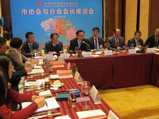 The Secretary for Constitutional and Mainland Affairs, Mr Patrick Nip, attended a seminar organised by the Dongguan City Association of Enterprises with Foreign Investment in Dongguan today (February 6). Photo shows Mr Nip (fifth right) introducing to the business representatives the opportunities brought to Hong Kong by the Guangdong-Hong Kong-Macao Bay Area development.