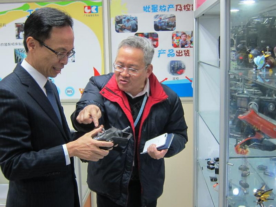 The Secretary for Constitutional and Mainland Affairs, Mr Patrick Nip (left), tours a Hong Kong smart toy development and manufacturing operation in Dongguan today (February 7) to learn about the experience of enterprises in upgrading and transforming their business and the potential for developing smart products.