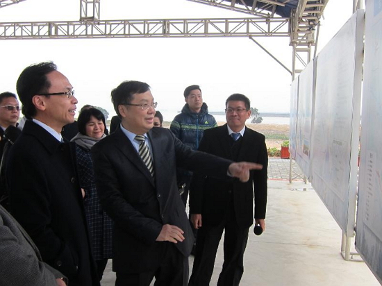 The Secretary for Constitutional and Mainland Affairs, Mr Patrick Nip (left), visits the Binhai New Area in Dongguan today (February 7) to keep abreast of the latest planning and developments in Dongguan.