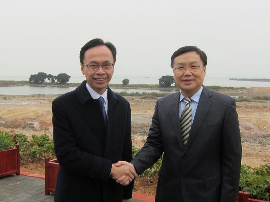 The Secretary for Constitutional and Mainland Affairs, Mr Patrick Nip (left), meets with the Deputy Secretary of CPC Dongguan Municipal Committee, Mr Zhang Ke, today (February 7) to exchange views on the opportunities brought by the Guangdong-Hong Kong-Macao Bay Area Development and future collaboration between the two cities.