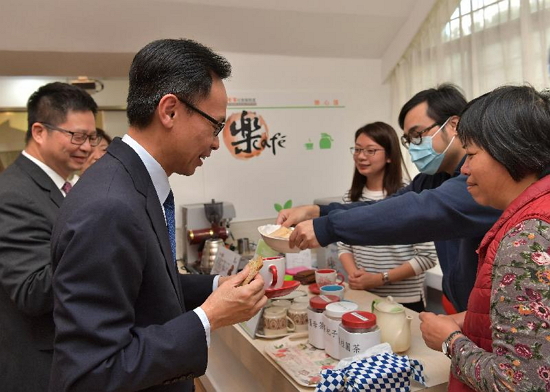 The Secretary for Constitutional and Mainland Affairs, Mr Patrick Nip, visited Baptist Oi Kwan Social Service lntegrated Community Centre for Mental Wellness (Kwai Tsing District) during a visit to Kwai Tsing today (March 2). Photo shows Mr Nip (second left) touring the centre's café which provides job training for ex-mentally ill persons.