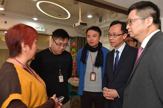 The Secretary for Constitutional and Mainland Affairs, Mr Patrick Nip (second right), visited the Baptist Oi Kwan Social Service lntegrated Community Centre for Mental Wellness (Kwai Tsing District) today (March 2), where he is pictured chatting with members and listening to their feedback on how they benefit from the services provided by the centre.