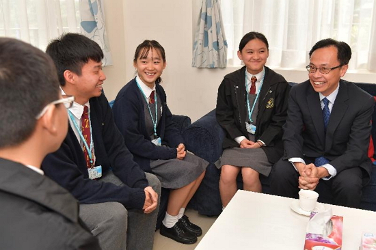 政制及內地事務局局長聶德權（右）今日（三月二日）到訪葵青區，在棉紡會中學與新來港學童交流，了解他們的學習進度和適應情況。