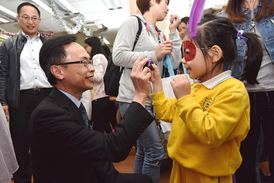 The Secretary for Constitutional and Mainland Affairs, Mr Patrick Nip (left) plays with a child during an activity organised by the Windshield Charitable Foundation social service centre for new arrival families during his visit to Kwun Tong today (March 23).