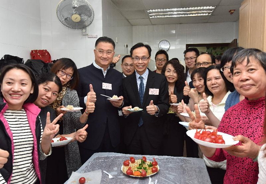 The Secretary for Constitutional and Mainland Affairs, Mr Patrick Nip, visited the Windshield Charitable Foundation social service centre in Kwun Tong today (March 23). Picture shows Mr Nip (fifth left) tasting snacks made by the centre’s culinary class.