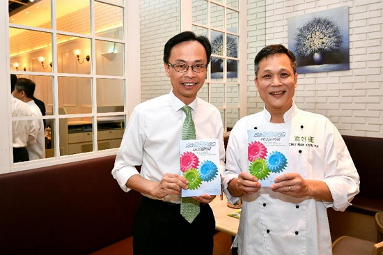 The Secretary for Constitutional and Mainland Affairs, Mr Patrick Nip, today (April 3) visited a catering enterprise which has recently adopted the Code of Practice against Discrimination in Employment on the Ground of Sexual Orientation. Mr Nip (left) learned about enterprises' measures and experiences in eliminating discrimination on the ground of sexual orientation in regard to employment.