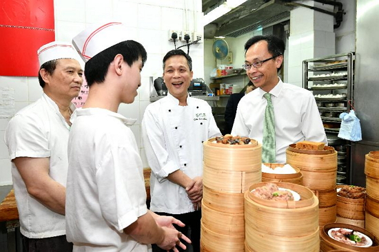 The Secretary for Constitutional and Mainland Affairs, Mr Patrick Nip, today (April 3) visited a catering enterprise which has recently adopted the Code of Practice against Discrimination in Employment on the Ground of Sexual Orientation. Picture shows Mr Nip (right) chatting with employees to understand their work.