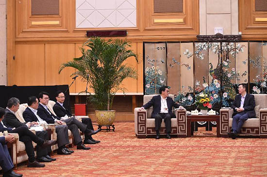 The Secretary for Constitutional and Mainland Affairs, Mr Patrick Nip (fourth left); the Secretary for Commerce and Economic Development, Mr Edward Yau (third left); the Secretary for Innovation and Technology, Mr Nicholas W Yang (second left); and the Secretary for Financial Services and the Treasury, Mr James Lau (first left), today (April 20) joined the Legislative Council joint-Panel duty visit to the Guangdong-Hong Kong-Macao Bay Area. Photo shows delegation members meeting with the Vice Mayor of Shenzhen Municipality, Mr Ai Xuefeng (first right), in Shenzhen.