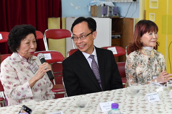 The Secretary for Constitutional and Mainland Affairs, Mr Patrick Nip, visited the Women's Welfare Club Western District, Hong Kong in Central and Western District today (April 27). Photo shows Mr Nip (centre) being briefed on the welfare club’s work and services.