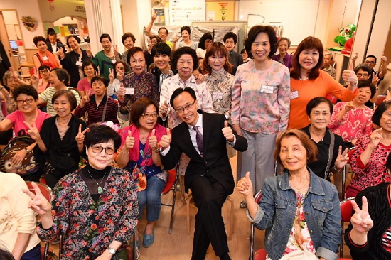 The Secretary for Constitutional and Mainland Affairs, Mr Patrick Nip, visited the Chung Hok Elderly Centre ran by the Women's Welfare Club Western District, Hong Kong in Central and Western District today (April 27). Photo shows Mr Nip with the elderly and staff members.