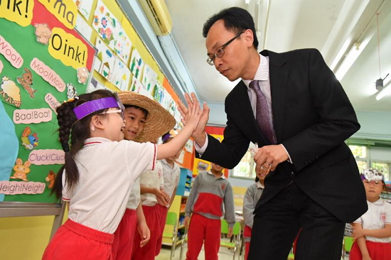 The Secretary for Constitutional and Mainland Affairs, Mr Patrick Nip (first right), observed a class at the Women's Welfare Club Western District Hong Kong Kindergarten during a visit to Central and Western District today (April 27).