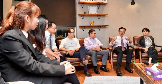 The Secretary for Constitutional and Mainland Affairs, Mr Patrick Nip, visited Central and Western District today (April 27). Photo shows Mr Nip (second right) encouraging young people to develop a better understanding of the Guangdong-Hong Kong-Macao Bay Area and seize the development opportunities.