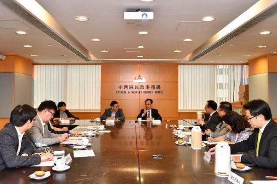 The Secretary for Constitutional and Mainland Affairs, Mr Patrick Nip (fifth right), meets with the Chairman of the Central and Western District Council (CWDC), Mr Yip Wing-shing (sixth right), and members of the CWDC today (April 27) to exchange views on district matters.