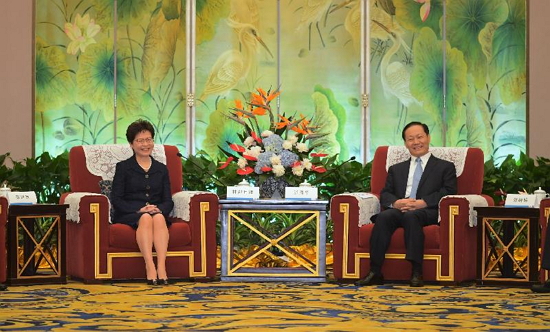 行政長官林鄭月娥（左）今日（五月十一日）在成都出席四川省委書記彭清華（右）與‪香港特區‬全體代表團見面會。