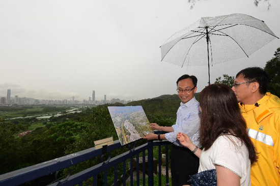 The Secretary for Constitutional and Mainland Affairs, Mr Patrick Nip, visited Lok Ma Chau to see for himself the development of the Lok Ma Chau Loop area this afternoon (June 22). Picture shows Mr Nip (left) being briefed by officers from the Civil Engineering and Development Department and the Planning Department on the development plan.