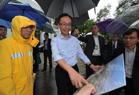 The Secretary for Constitutional and Mainland Affairs, Mr Patrick Nip, visited Lok Ma Chau to see for himself the development of the Lok Ma Chau Loop area this afternoon (June 22). Picture shows Mr Nip (second left) being briefed by officers from the Civil Engineering and Development Department and the Planning Department on the development plan.