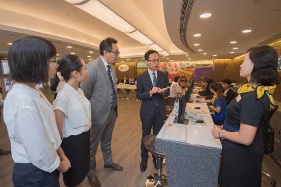 The Secretary for Constitutional and Mainland Affairs, Mr Patrick Nip, today (August 1) visited a large local enterprise which has recently adopted the Code of Practice against Discrimination in Employment on the Ground of Sexual Orientation. Picture shows Mr Nip (fourth left) chatting with an employee to learn about her work.