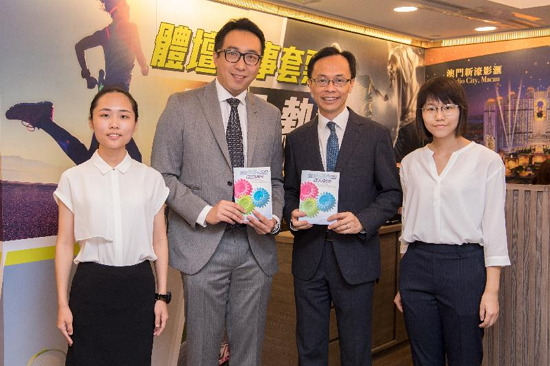 The Secretary for Constitutional and Mainland Affairs, Mr Patrick Nip, today (August 1) visited a large local enterprise which has recently adopted the Code of Practice against Discrimination in Employment on the Ground of Sexual Orientation. Picture shows Mr Nip (second right) in a group photo with an enterprise representative and two students joining the "Be a Government Official for a Day" programme.