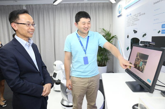 政制及內地事務局局長聶德權今日（八月七日）訪問深圳，並參觀一間研發3D傳感技術的企業。圖示聶德權（左）體驗高科技傳感器的運作。