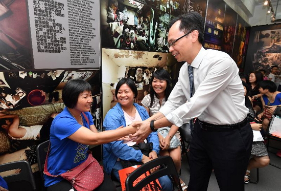 The Secretary for Constitutional and Mainland Affairs, Mr Patrick Nip, visited Sham Shui Po District this afternoon (August 22). Photo shows Mr Nip (first right) visiting a community organisation dedicated to helping the underprivileged, where he chatted with new arrivals to learn about their life and needs after coming to Hong Kong.