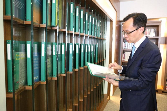 The Secretary for Constitutional and Mainland Affairs, Mr Patrick Nip, visited the Basic Law Library under the Leisure and Cultural Services Department today (August 24) to view the facilities and collections there.