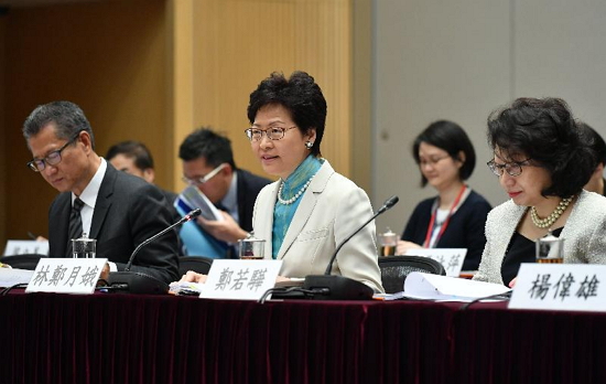 行政长官林郑月娥（中）今日（八月二十四日）率领香港特别行政区政府代表团在政府总部出席沪港合作会议第四次会议，并在会议上作开场发言。