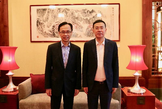 政制及內地事務局局長聶德權（左）今日（八月二十九日）訪問前海，與深圳市副市長艾學峰會面，就港深兩地的合作事宜交流意見。