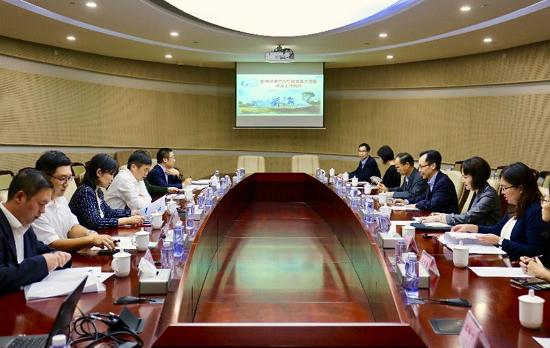 The Secretary for Constitutional and Mainland Affairs, Mr Patrick Nip (third right), meets with officials of the Authority of Qianhai in Qianhai today (August 29) to discuss ways to enhance collaboration between Hong Kong and Qianhai.