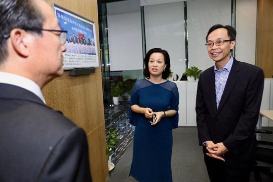 The Secretary for Constitutional and Mainland Affairs, Mr Patrick Nip, visited Qianhai today (August 29). Photo shows Mr Nip (right) talking with representatives of a joint venture law firm set up by legal professionals from Hong Kong and the Mainland to learn about the legal services it provides.