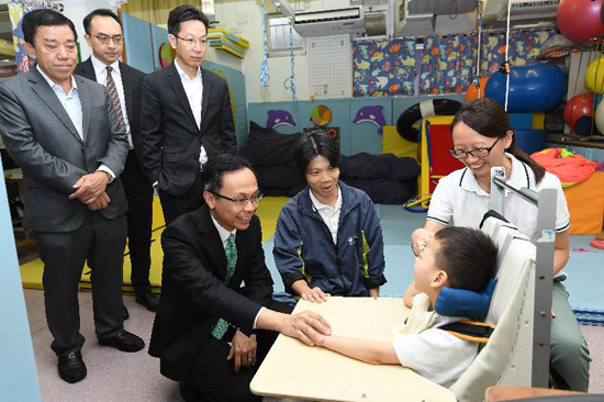 The Secretary for Constitutional and Mainland Affairs, Mr Patrick Nip, visited a special school in Southern District this morning (September 26). Picture shows Mr Nip (front left) touring the assistive facilities for students.