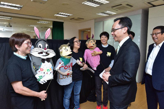 The Secretary for Constitutional and Mainland Affairs, Mr Patrick Nip, visited an activity centre for retirees in Wan Chai District this afternoon (November 22). Photo shows Mr Nip (second right) chatting with participants of a puppet class to learn about their retirement life and experience gained from joining the centre's activities.