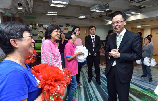 The Secretary for Constitutional and Mainland Affairs, Mr Patrick Nip, visited an activity centre for retirees in Wan Chai District this afternoon (November 22). Photo shows Mr Nip (first right) visiting a dancing class. 