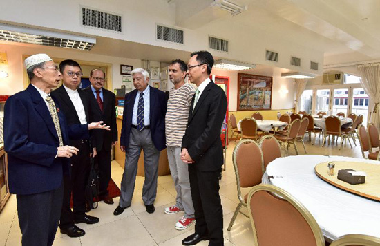 The Secretary for Constitutional and Mainland Affairs, Mr Patrick Nip (first right), visits the cafeteria in the Ammar Mosque and Osman Ramju Sadick Islamic Centre in Wan Chai District today (November 22).