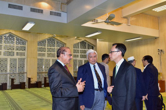 The Secretary for Constitutional and Mainland Affairs, Mr Patrick Nip, visited the prayer hall of the Ammar Mosque and Osman Ramju Sadick Islamic Centre in Wan Chai District today (November 22). Photo shows Mr Nip (third left) being briefed by executive committee members of the Islamic Union of Hong Kong on the centre's facilities and activities.