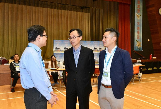 The 2018 Legislative Council Kowloon West geographical constituency by-election was held today (November 25). Picture shows the Secretary for Constitutional and Mainland Affairs, Mr Patrick Nip (centre), visiting a polling station at SKH St. Mary's Church Mok Hing Yiu College in Sham Shui Po this morning to see for himself the operation of the polling station.