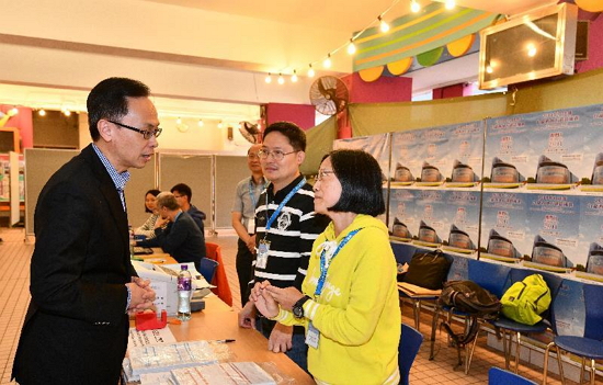 The Secretary for Constitutional and Mainland Affairs, Mr Patrick Nip, visited a polling station for the 2018 Legislative Council Kowloon West geographical constituency by-election at Ma Tau Chung Government Primary School (Hung Hom Bay) in Hung Hom this morning (November 25). Picture shows Mr Nip (first left) talking with staff members at the polling station to get an update on their work.