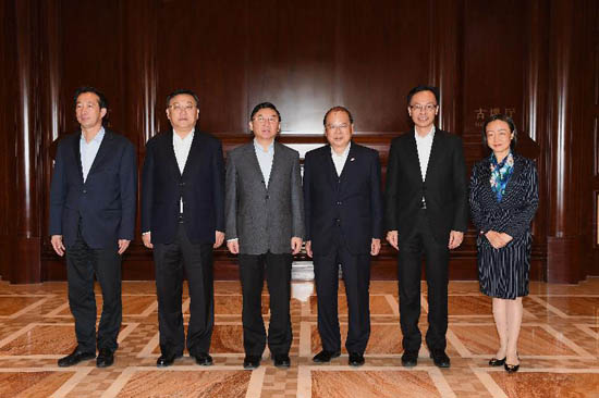 The Chief Secretary for Administration, Mr Matthew Cheung Kin-chung, today (November 28) meets the Secretary of the CPC Fujian Provincial Committee, Mr Yu Weiguo, and the Governor of Fujian Province, Mr Tang Dengjie, in Fuzhou. Photo shows (from left) the Vice-Governor of Fujian Province, Mr Li Dejin; Mr Tang; Mr Yu; Mr Cheung; the Secretary for Constitutional and Mainland Affairs, Mr Patrick Nip; and the Vice-Governor of Fujian Province, Ms Guo Ningning.
