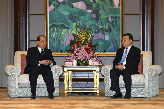 The Chief Secretary for Administration, Mr Matthew Cheung Kin-chung, today (November 28) meets the Secretary of the CPC Fujian Provincial Committee, Mr Yu Weiguo, and the Governor of Fujian Province, Mr Tang Dengjie, in Fuzhou. Photo shows Mr Cheung (left) and Mr Tang exchanging views on issues of mutual concern.