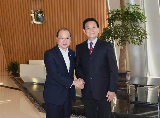 政务司司长张建宗（左）今日（十一月二十九日）率领香港特别行政区政府代表团到访一间在厦门投资建厂的港资企业，并与该企业董事长合照。