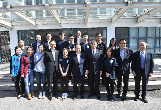 The Chief Secretary for Administration, Mr Matthew Cheung Kin-chung, today (November 29) led a delegation of Hong Kong Special Administrative Region Government officials to visit the Xiamen Campus of Huaqiao University. Mr Cheung (front row, fifth right); the Secretary for Constitutional and Mainland Affairs, Mr Patrick Nip (front row, fourth left); the Under Secretary for Innovation and Technology, Dr David Chung (back row, first left); the Under Secretary for Education, Dr Choi Yuk-lin (front row, first left); the Under Secretary for Commerce and Economic Development, Dr Bernard Chan (back row, first right); the Under Secretary for Financial Services and the Treasury, Mr Joseph Chan (back row, second left); the Under Secretary for Home Affairs, Mr Jack Chan (front row, second right); and the Director of the Hong Kong Economic and Trade Office in Guangdong of the Government of the Hong Kong Special Administrative Region, Mr Albert Tang (middle row, first left), are pictured with the Secretary of the Huaqiao University Committee of the CPC, Mr Guan Yifan (front row, fourth right); the Vice-President of Huaqiao University, Professor Zeng Lu (front row, first right); and teachers and students of the University.